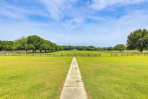 Idyllic Anthony Home: Riding Arena w/ Mirror Wall!