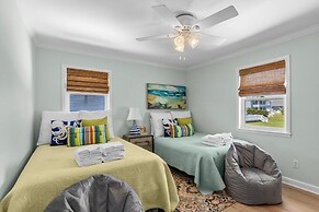 Sunrise Sound Cottage 3 Bedroom Home by RedAwning