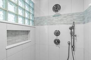 Sunrise Sound Cottage 3 Bedroom Home by RedAwning