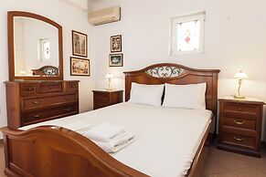 Koridalos Terrace Apt w Spectacular View