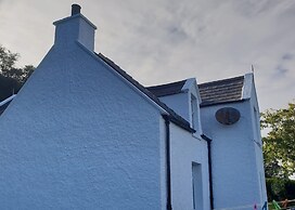Cosy Sea View Skye Cottage for 6