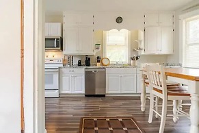 The Carew House Sleeps 10 Fenced 4BR Full Kitchen Steps2 YCP