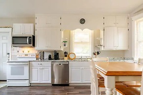 The Carew House Sleeps 10 Fenced 4BR Full Kitchen Steps2 YCP