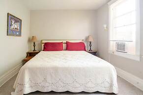 The Carew House Sleeps 10 Fenced 4BR Full Kitchen Steps2 YCP