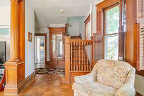 The Carew House Sleeps 10 Fenced 4BR Full Kitchen Steps2 YCP