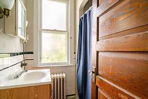 The Carew House Sleeps 10 Fenced 4BR Full Kitchen Steps2 YCP