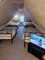 The Carew House Sleeps 10 Fenced 4BR Full Kitchen Steps2 YCP