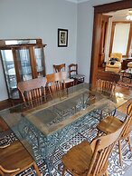 The Carew House Sleeps 10 Fenced 4BR Full Kitchen Steps2 YCP