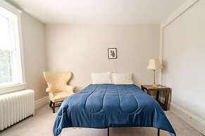 The Carew House Sleeps 10 Fenced 4BR Full Kitchen Steps2 YCP