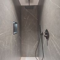 Piccola Como Lotus With 1 Bathrooms