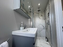 London-apartment-sleeps2-privateentrance