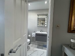 London-apartment-sleeps2-privateentrance