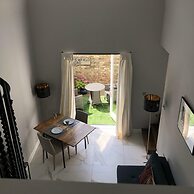 London-apartment-sleeps2-privateentrance