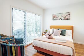 Modern Holiday House wth Bay View
