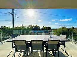 Modern Holiday House wth Bay View
