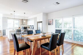 Modern Holiday House wth Bay View