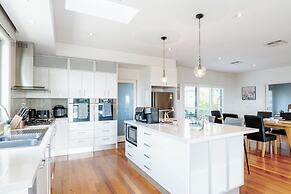 Modern Holiday House wth Bay View