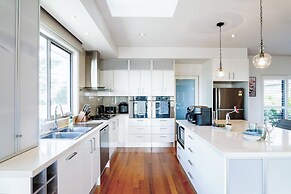 Modern Holiday House wth Bay View
