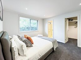 Modern Holiday House wth Bay View