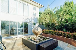 Modern Holiday House wth Bay View