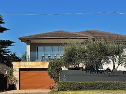 Modern Holiday House wth Bay View