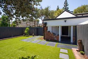 Dreamy Farmhouse In Studio City