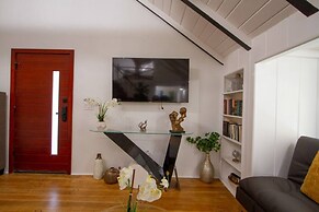 Dreamy Farmhouse In Studio City