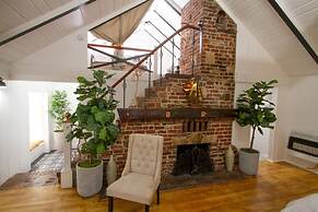 Dreamy Farmhouse In Studio City