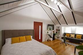 Dreamy Farmhouse In Studio City