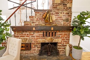 Dreamy Farmhouse In Studio City