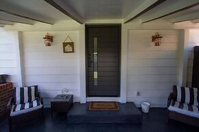 Dreamy Farmhouse In Studio City