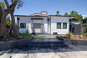 Dreamy Farmhouse In Studio City