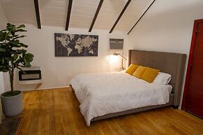 Dreamy Farmhouse In Studio City