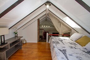 Dreamy Farmhouse In Studio City