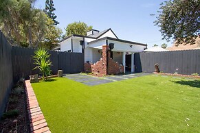 Dreamy Farmhouse In Studio City