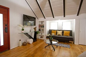 Dreamy Farmhouse In Studio City