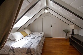 Dreamy Farmhouse In Studio City