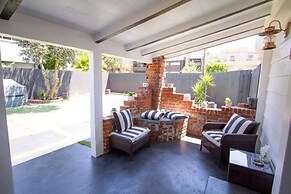 Dreamy Farmhouse In Studio City