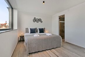 Spacious 3 Bedroom Apartment With Private Garage