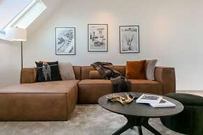 Spacious 3 Bedroom Apartment With Private Garage