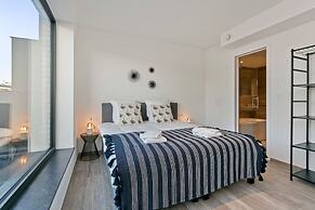 Spacious 3 Bedroom Apartment With Private Garage