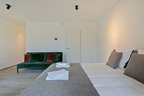 Spacious 3 Bedroom Apartment With Private Garage