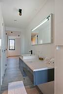 Spacious 3 Bedroom Apartment With Private Garage