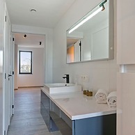 Spacious 3 Bedroom Apartment With Private Garage