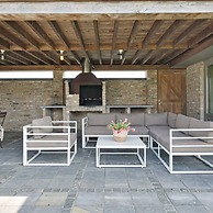 Spectacular Holiday-villa With Lounge-area and bar