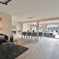 Spectacular Holiday-villa With Lounge-area and bar