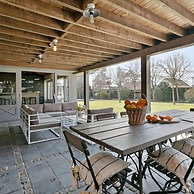 Spectacular Holiday-villa With Lounge-area and bar