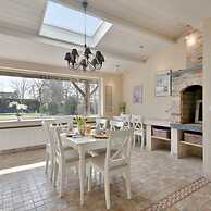 Spectacular Holiday-villa With Lounge-area and bar