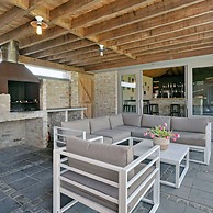 Spectacular Holiday-villa With Lounge-area and bar