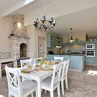 Spectacular Holiday-villa With Lounge-area and bar